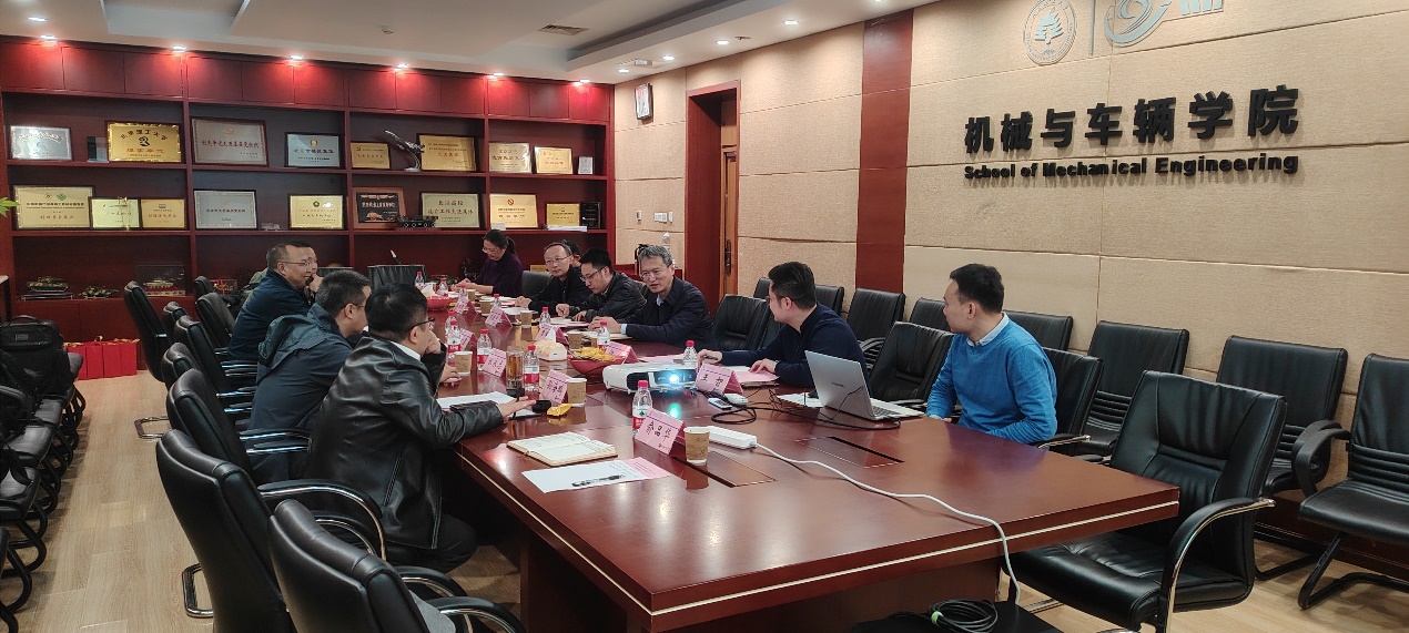 一群人在餐厅里

中度可信度描述已自动天生